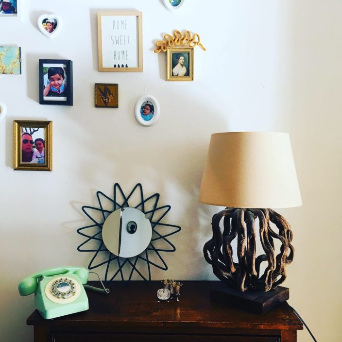 miroir soleil couleur pin, posé sur un meuble