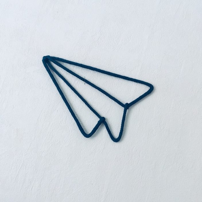 avion en origami au tricotin couleur naval