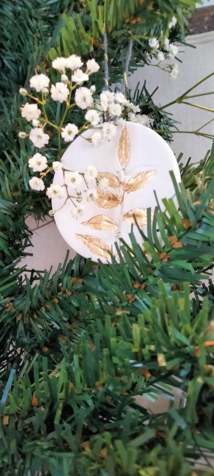 Médaillon fleurs séchées et feuille d'or . Sélection Noël 2022