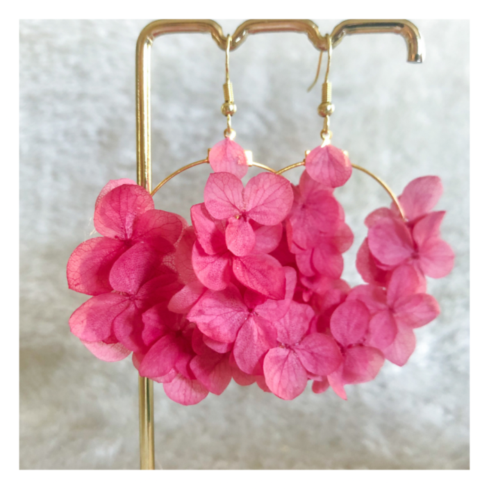 Boucles d'oreilles Créoles hortensia fleurs séchées rose soutenu