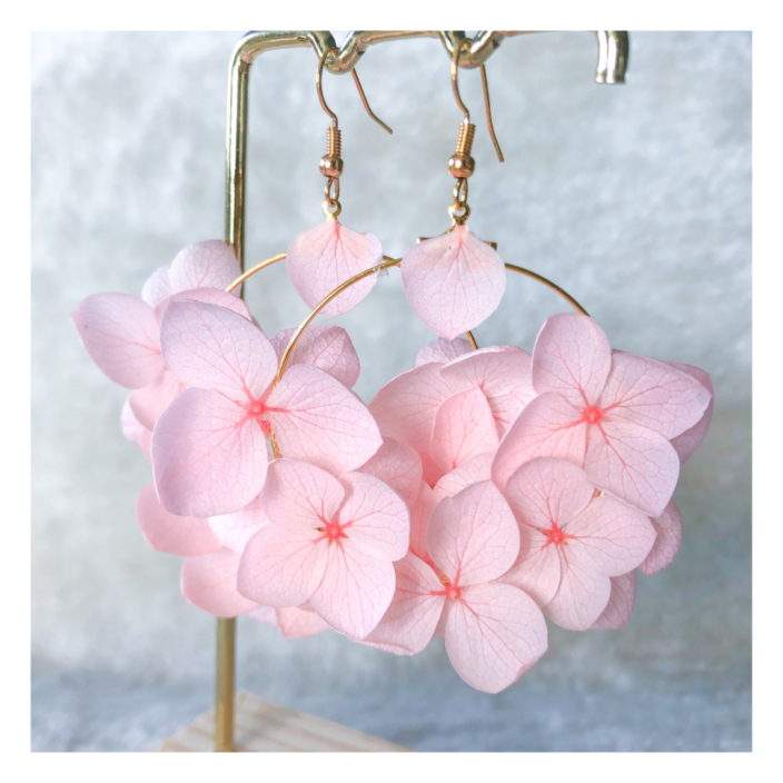 Boucles d'oreilles Créoles hortensia fleurs séchées