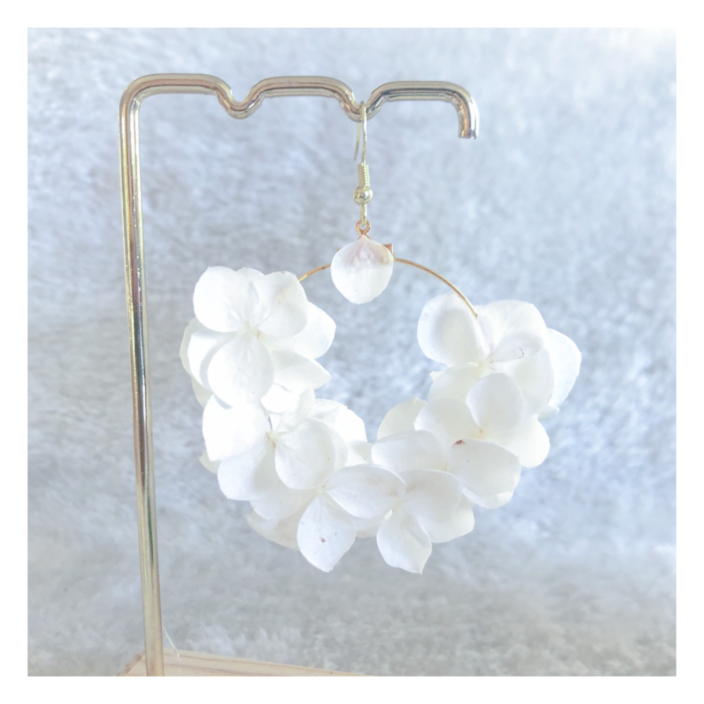 Boucles d'oreilles Créoles hortensia fleurs séchées Blanches